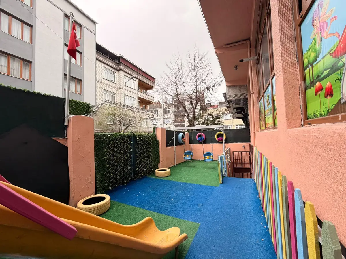 Kaydırağı ve salıncaklarıyla okul bahçesi