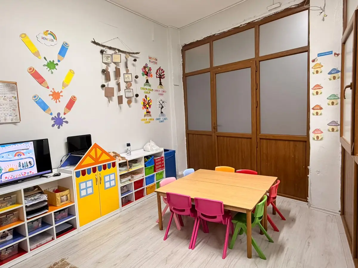 Renkli sandalyeleri, çalışma masası ve oyuncak dolaplarıyla Masal Ormanı'nda bir sınıf